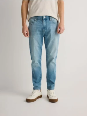 Reserved - Jeansy carrot slim z efektem sprania - niebieski
