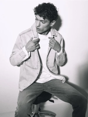 Zdjęcie produktu Reserved - Jeansy carrot slim z efektem sprania - niebieski