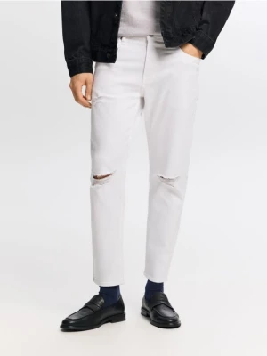 Reserved - Jeansy carrot slim z przetarciami - biały