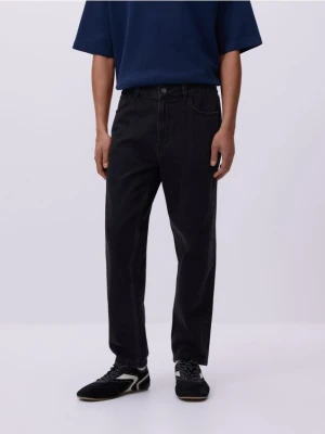 Reserved - Jeansy carrot z efektem sprania - czarny