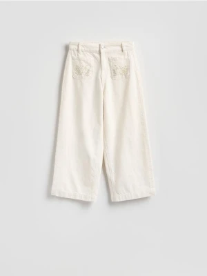 Reserved - Jeansy culotte z haftem - biały