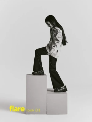 Reserved - Jeansy flare high waist - czarny