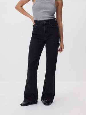Reserved - Jeansy flare z krótszą nogawką - czarny