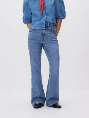 Reserved - Jeansy flare z krótszą nogawką - niebieski