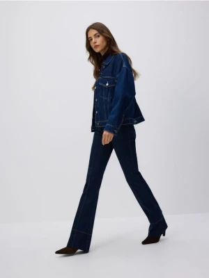 Reserved - Jeansy flare z przeszyciem - granatowy