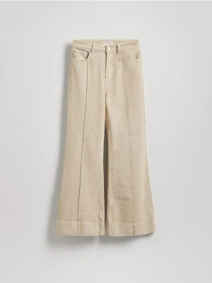 Reserved - Jeansy flare z przeszyciem - złamana biel