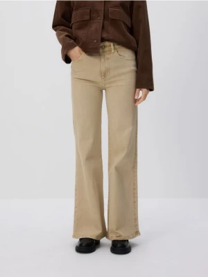 Reserved - Jeansy flare z wysokim stanem - beżowy