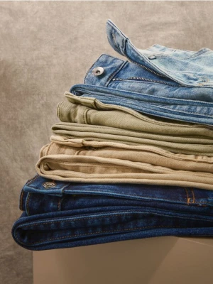 Reserved - Jeansy flare z wysokim stanem - granatowy