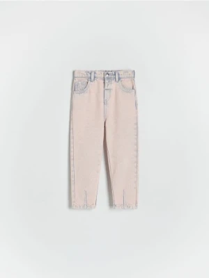 Reserved - Jeansy half baggy z efektem sprania - różowy