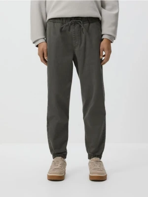 Reserved - Jeansy jogger fit - zielony