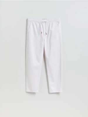 Reserved - Jeansy jogger z dodatkiem lnu - biały