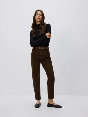 Reserved - Jeansy mom fit slim - brązowy