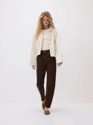 Reserved - Jeansy mom fit slim - brązowy