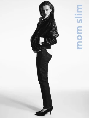 Reserved - Jeansy mom fit slim z dłuższą nogawką - granatowy