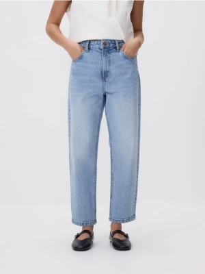 Reserved - Jeansy mom fit slim z krótszą nogawką - niebieski