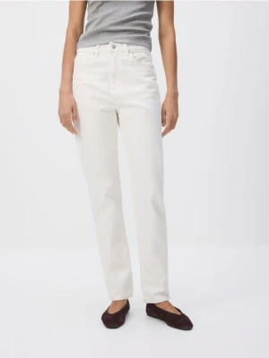 Reserved - Jeansy mom fit z dłuższą nogawką - złamana biel