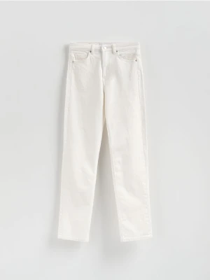 Reserved - Jeansy mom fit z dłuższą nogawką - złamana biel