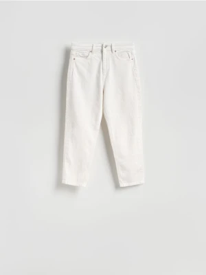 Reserved - Jeansy mom fit z krótszą nogawką - złamana biel