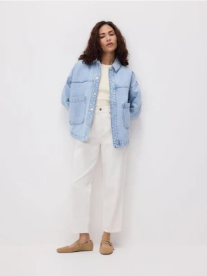 Reserved - Jeansy mom fit z krótszą nogawką - złamana biel