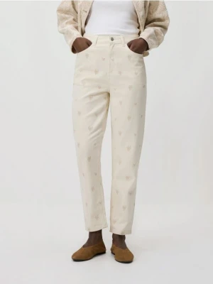 Reserved - Jeansy mom z haftem - złamana biel