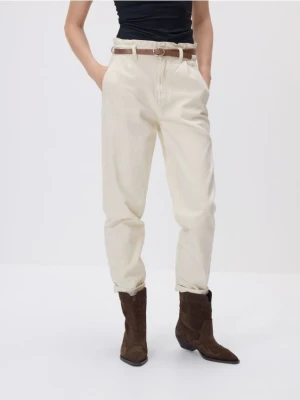 Reserved - Jeansy paperbag z dłuższą nogawką - beżowy