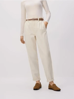 Zdjęcie produktu Reserved - Jeansy paperbag z dłuższą nogawką - beżowy