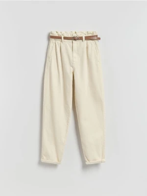 Reserved - Jeansy paperbag z dłuższą nogawką - beżowy