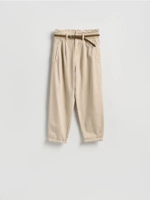 Reserved - Jeansy paperbag z paskiem - beżowy