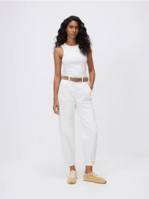 Reserved - Jeansy paperbag z paskiem - biały