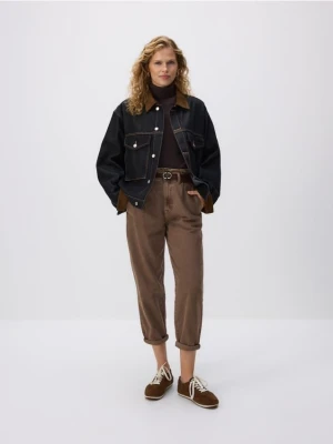 Reserved - Jeansy paperbag z paskiem - brązowy