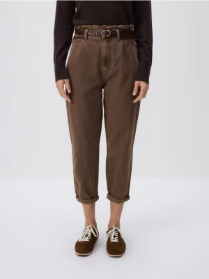 Reserved - Jeansy paperbag z paskiem - brązowy