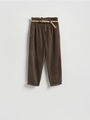 Reserved - Jeansy paperbag z paskiem - brązowy