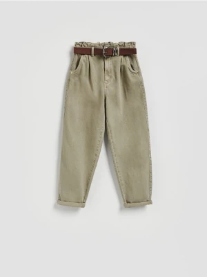 Reserved - Jeansy paperbag z paskiem - zielony