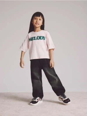 Reserved - Jeansy skater z brelokiem - czarny