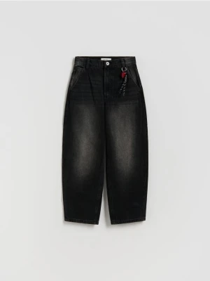 Zdjęcie produktu Reserved - Jeansy skater z brelokiem - czarny