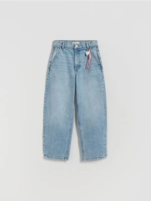 Reserved - Jeansy skater z brelokiem - niebieski