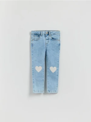 Reserved - Jeansy slim fit z nadrukiem - niebieski