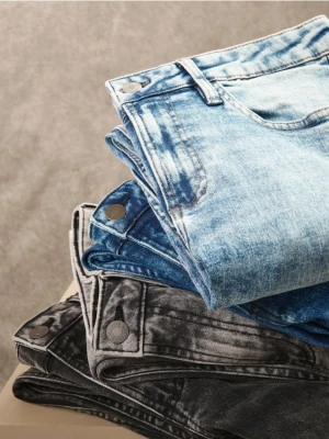 Reserved - Jeansy slim z efektem sprania - niebieski