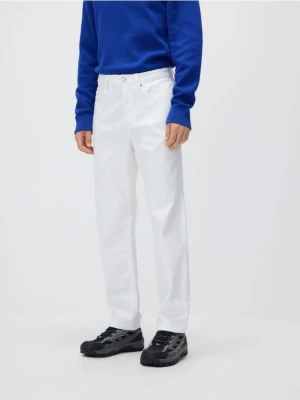 Reserved - Jeansy straight fit - biały