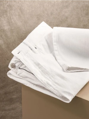 Reserved - Jeansy straight fit - biały