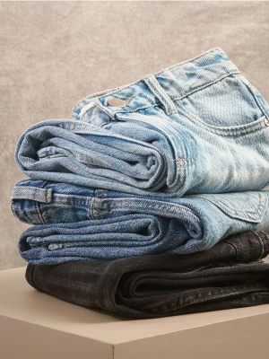 Reserved - Jeansy straight fit - niebieski