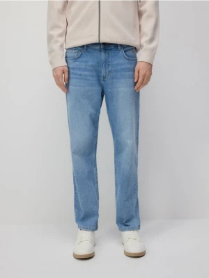 Reserved - Jeansy straight fit z efektem sprania - niebieski