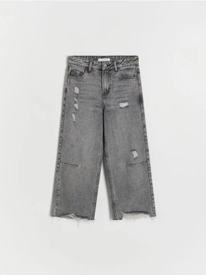 Reserved - Jeansy straight fit z przetarciami - szary