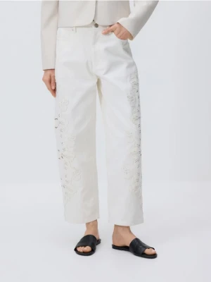 Reserved - Jeansy straight z haftem - biały