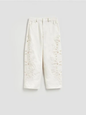 Reserved - Jeansy straight z haftem - biały