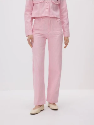 Reserved - Jeansy straight z haftem - różowy