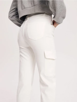Reserved - Jeansy straight z kieszenią - biały