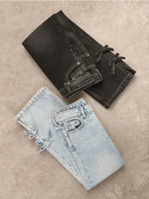 Reserved - Jeansy straight z kokardkami - niebieski