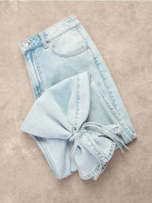 Zdjęcie produktu Reserved - Jeansy straight z kokardkami - niebieski