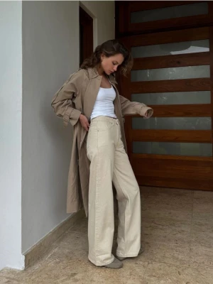 Reserved - Jeansy straight z wysokim stanem - kremowy